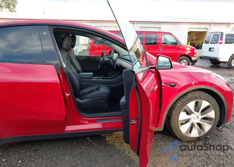 2021 Tesla Model Y Long Range Dual Motor All-Wheel Drive z USA, uszkodzony, nr VIN 5YJYGDEE0MF068168